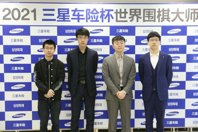 海报中，饰演;蒲松龄的成龙大哥，双手握了数十支毛笔，连鼻子、耳朵都不放过，表情十分逗趣可爱，足以窥见影片将为大家带来一个多不一样的成龙